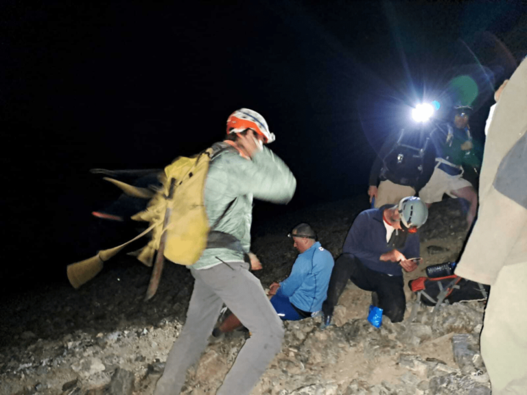 Lograron rescatar a dos personas que se encontraban varadas en las montañas de Bariloche
