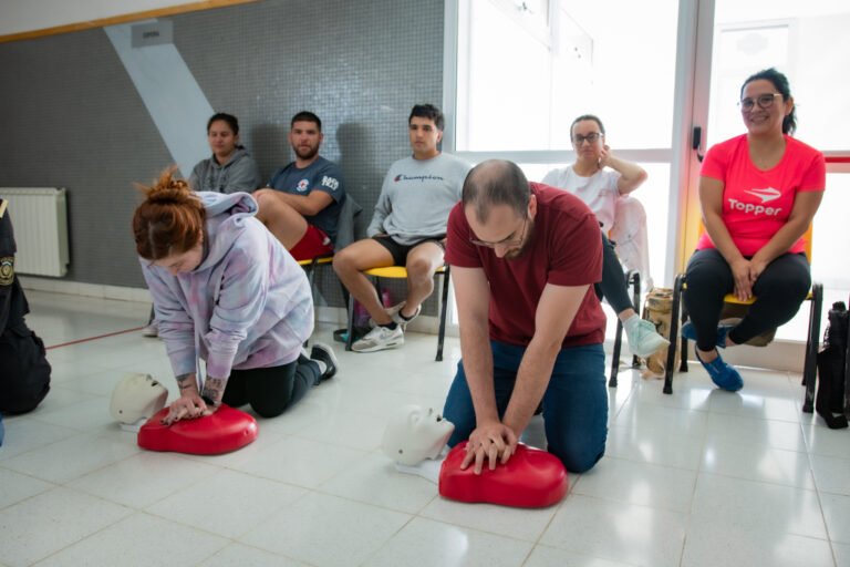 Los Bomberos invitan a participar de charlas de RCP a cambio de golosinas 