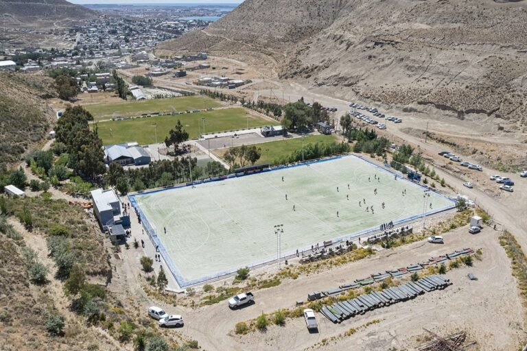 Calafate Rugby Club podrá disfrutar del nuevo césped sintético en el campo de hockey