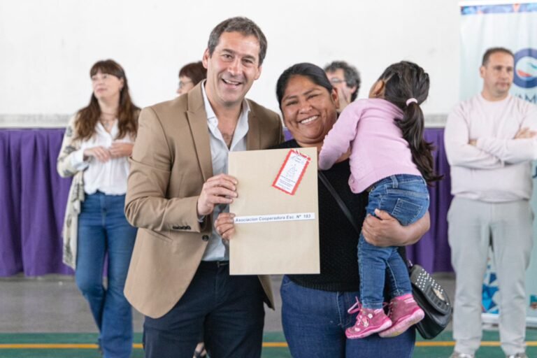 Luque realizó la última entrega del FAEM y resaltó el aporte sin precedentes del Municipio a la educación