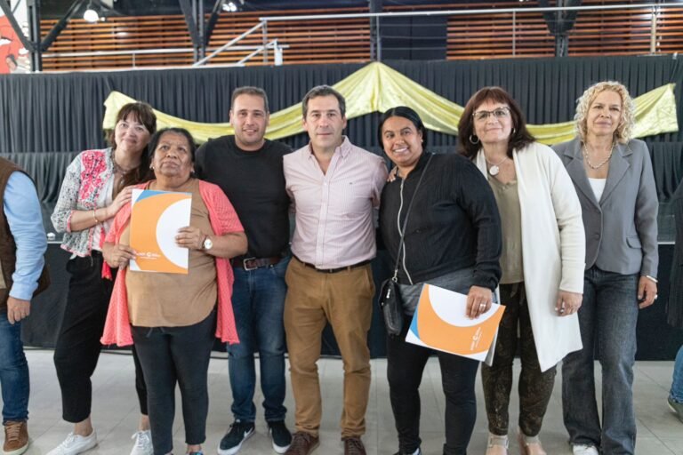 En su último acto de gobierno, Luque entregó aportes económicos para más de 500 familias