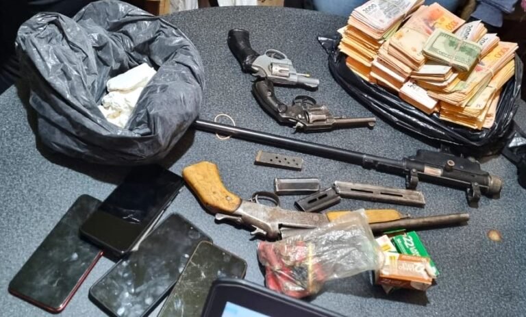 La Policía detuvo a 12 personas y secuestró una importante cantidad de drogas y armas
