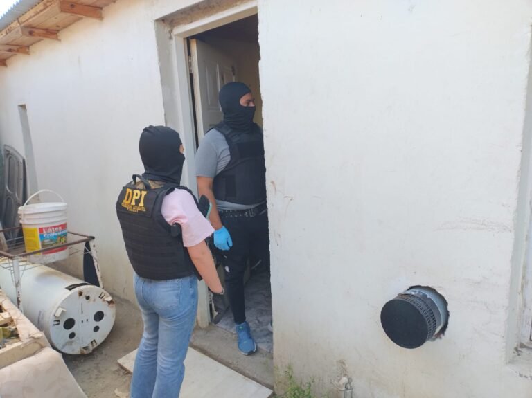 Allananaron un domicilio por robos en Km3.  y recuperaron varios elementos