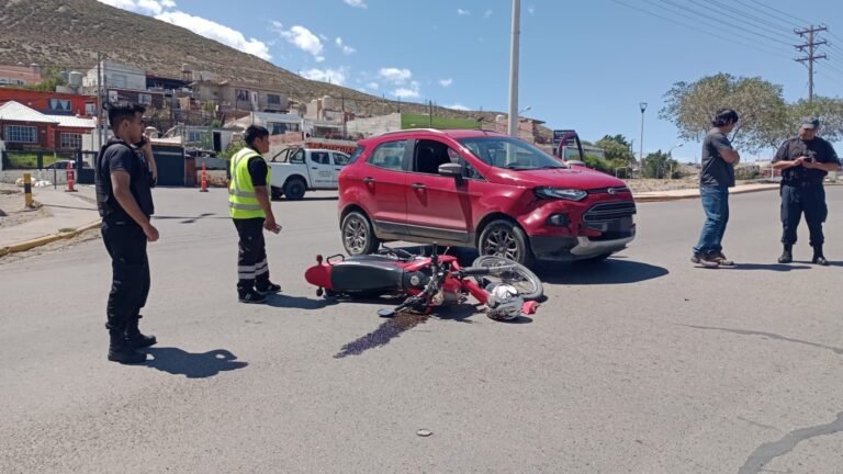 Vehículo embistió a un motociclista