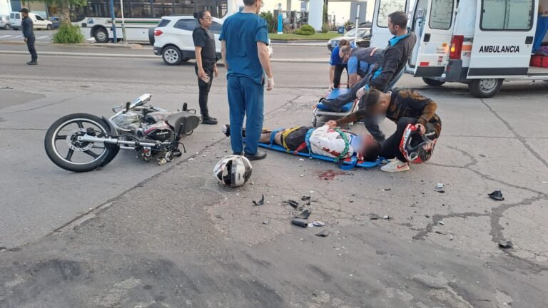 Chocó a un motociclista, quiso fugarse pero volvió al lugar