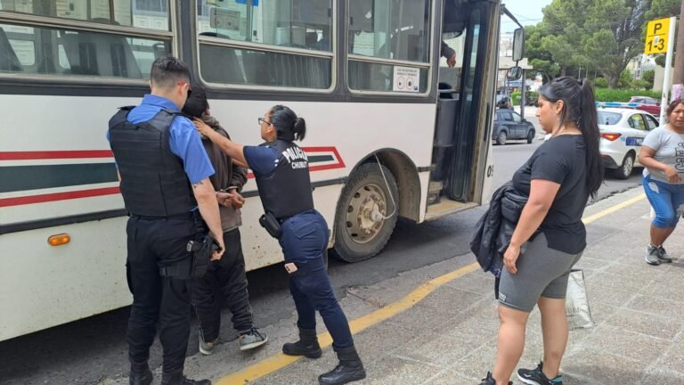 Quiso escapar a bordo de un colectivo, tras arrojar una baldosa a un vehículo