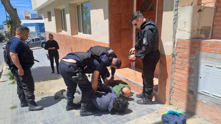 Ingresaron a una vivienda tras forzar la puerta con una barreta
