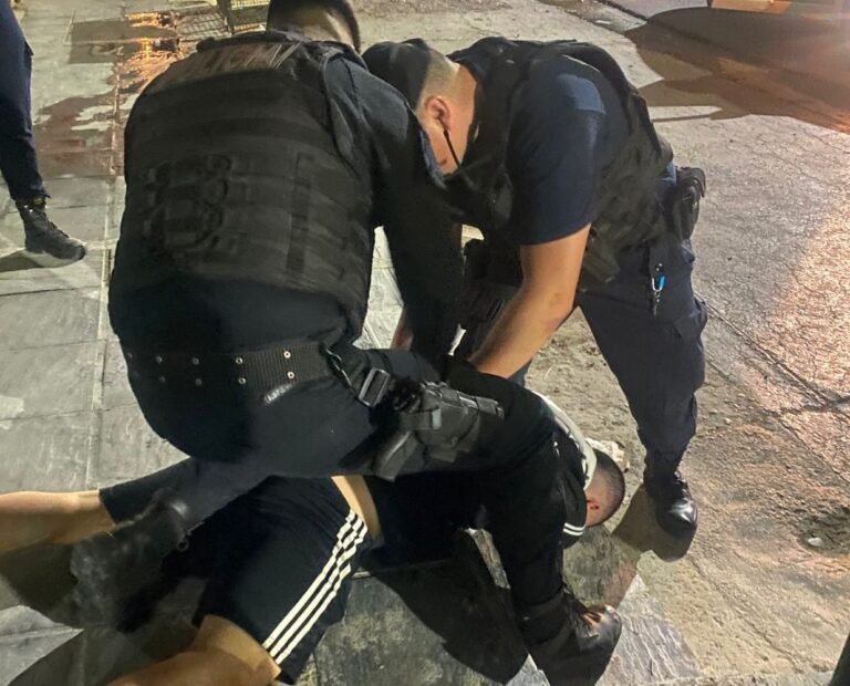 Dañó el cristal de la puerta de un restaurante