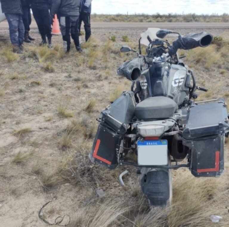 Un turista perdió el control de su moto por el fuerte viento y falleció