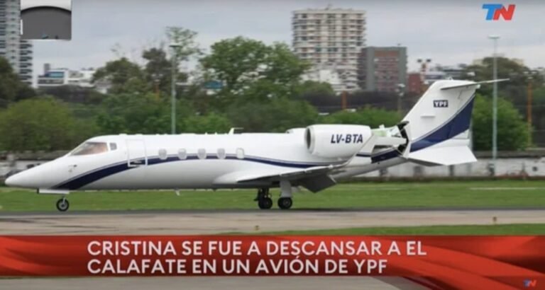 El Gobierno anunció que venderá autos y aviones oficiales y confirmó que habrá paritarias libres