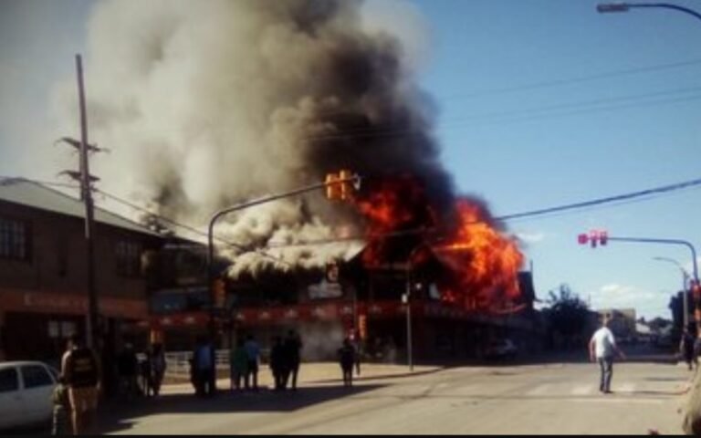Voraz incendio en una casa de electrodomésticos