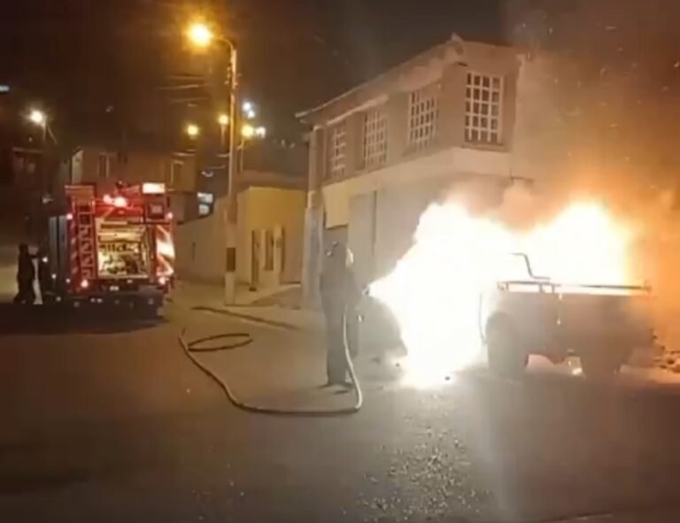 Bomberos sofocaron el incendio de un vehículo