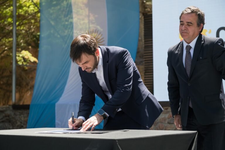 Torres firmó el decreto que da de baja y audita designaciones del último año “No hay lugar para los ñoquis”
