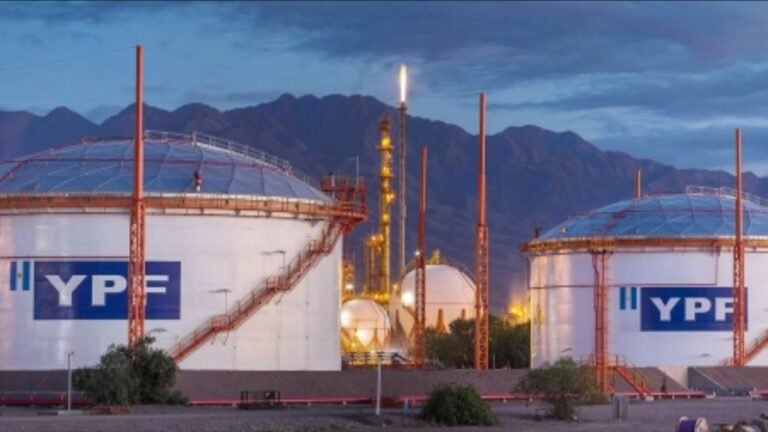 YPF, Aerolíneas, AySA y Banco Nación, entre 41 empresas públicas sujetas a privatización