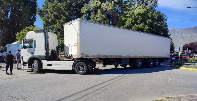 Ciclista fue embestida por un camión