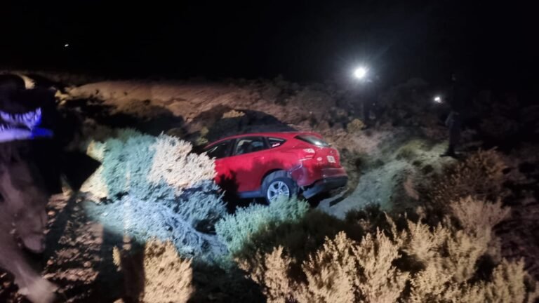 Viajaban a Sarmiento, se les reventó una cubierta y despistaron