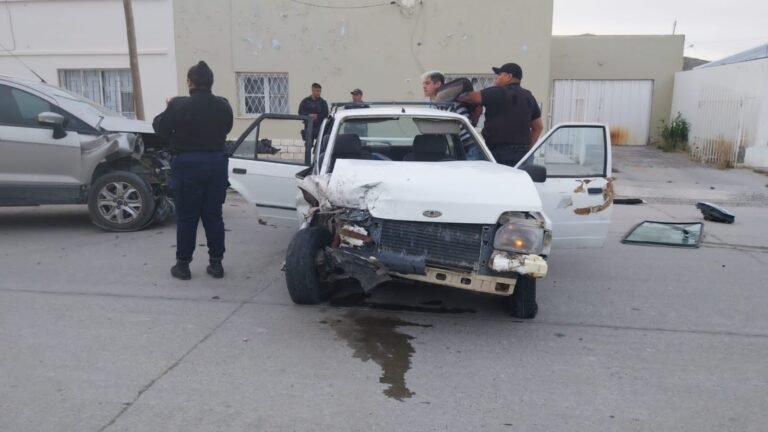 Manejaba en estado de ebriedad y chocó contra una camioneta estacionada