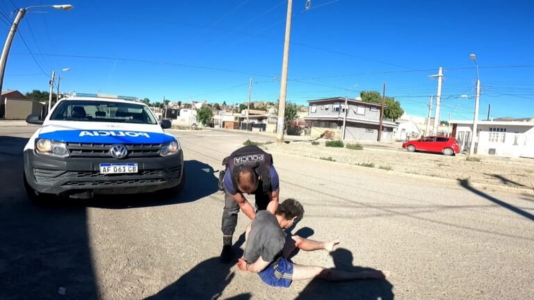 Golpeó a su pareja en la calle y un taxista lo redujo hasta que llegó la policía
