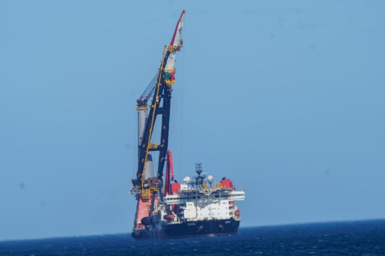 El buque Aegir realiza maniobras en la rada del puerto de Comodoro