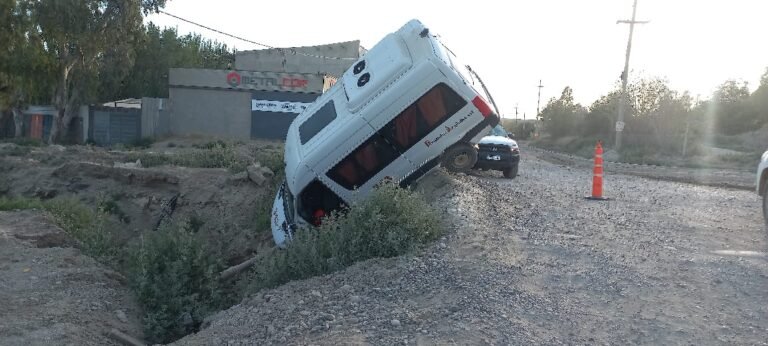 Robaron una camioneta perteneciente a una empresa y la dejaron en un zanjón
