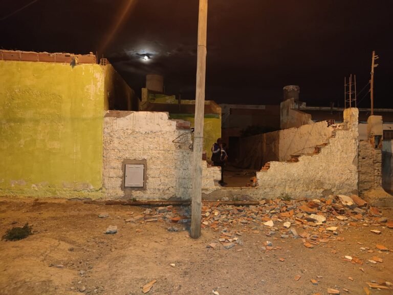 Le intentó derribar el paredón con una masa de hierro