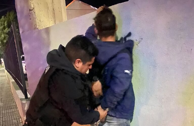 Los encontraron intentando abrir un auto a la fuerza y fueron detenidos