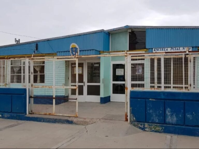 Directivos de la Escuela 39 agradecieron la donación del sueldo del gobernador para las reparaciones