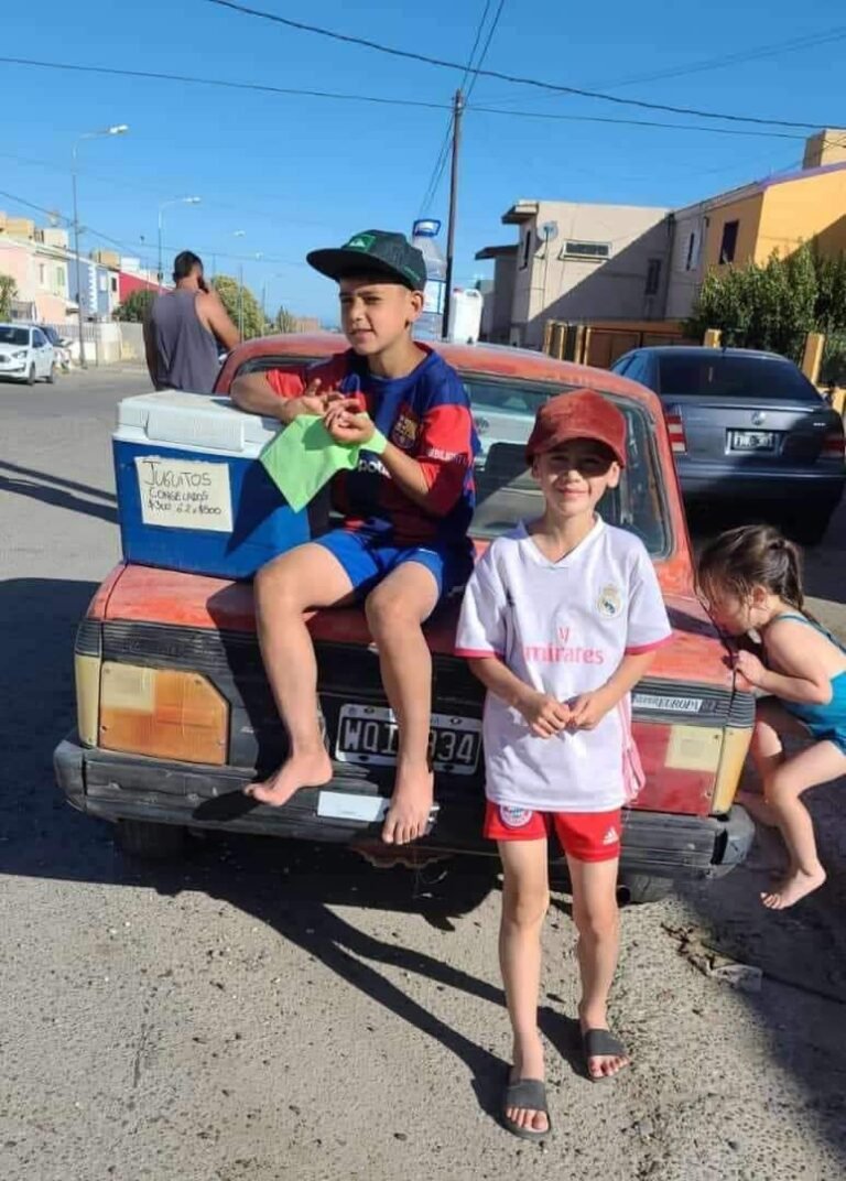 Venden juguitos para poder viajar con su equipo de fútbol