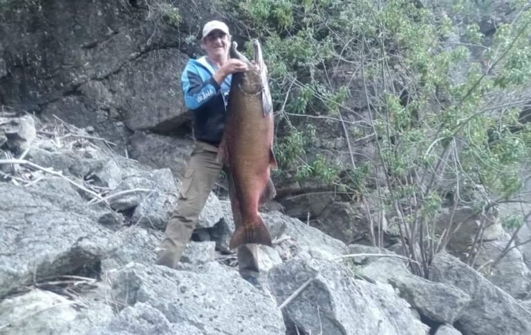 Un chubutense pescó un salmón de 22 kilos en Carrenleufú
