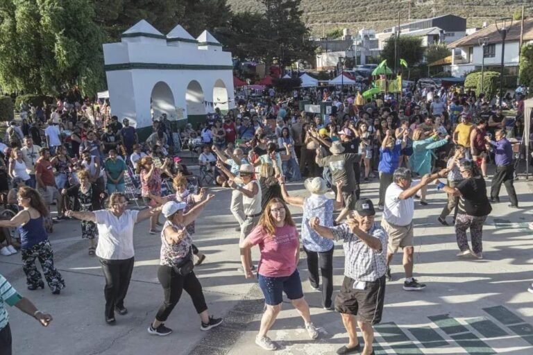 Alrededor de 30.000 personas asistieron a la Fiesta del Damasco Patagónico