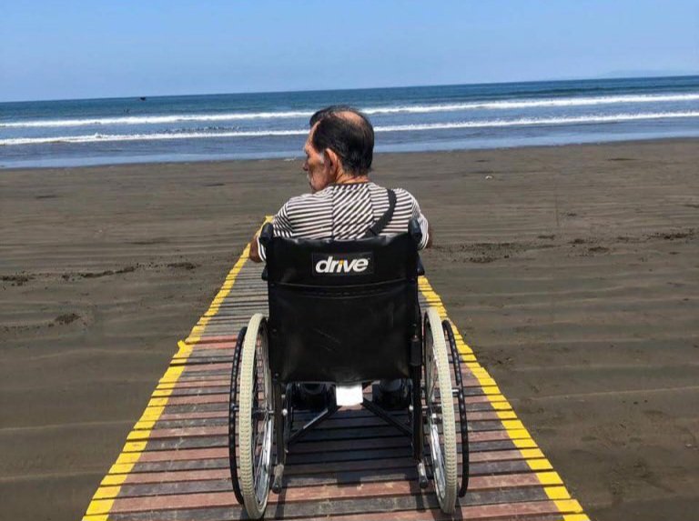 Colocaron la primer pasarela para sillas de ruedas en Rada Tilly