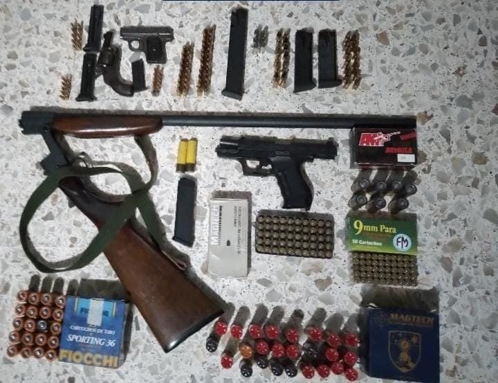 Lo denunciaron por violento y tenía un arsenal en su vivienda