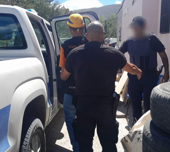 Agredió y amenazó a su pareja con un cuchillo y un martillo