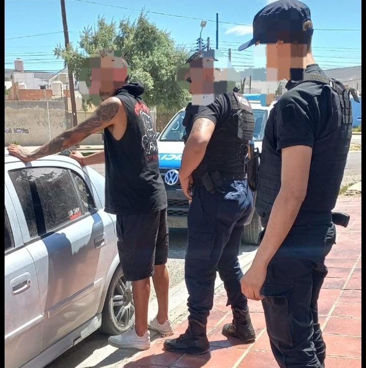 Era prófugo de la Justicia y lo detuvieron por realizar maniobras peligrosas en un auto