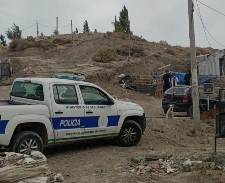Entró a la casa de su ex, le sacó el celular y dinero