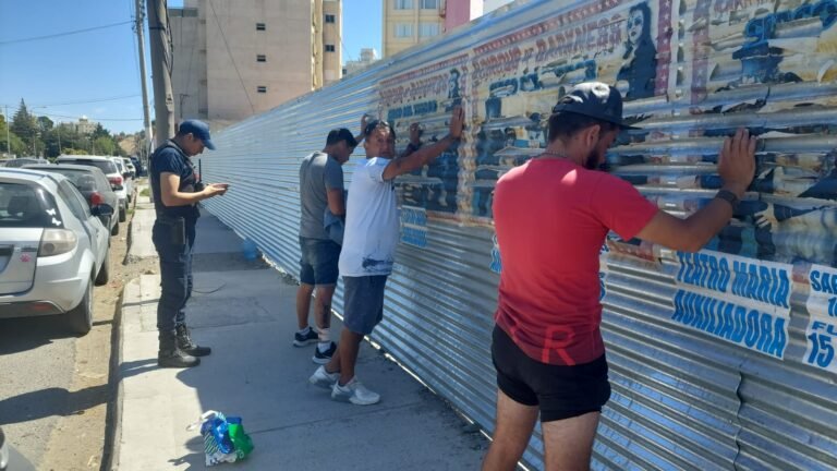 Una empleada corrió a ladrones que llevaron varias prendas sin pagar