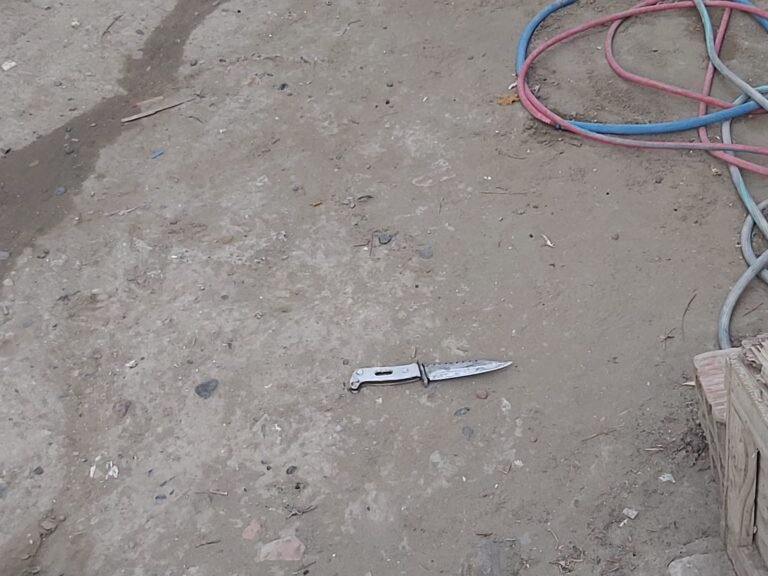 Atacó a sus padres con un cuchillo