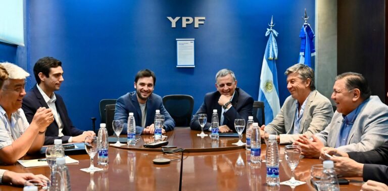 El presidente de YPF aseguró que se mantendrán los puestos de trabajo