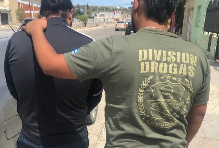 Narcomenudeo: allanamientos y secuestro de droga, armas y dinero