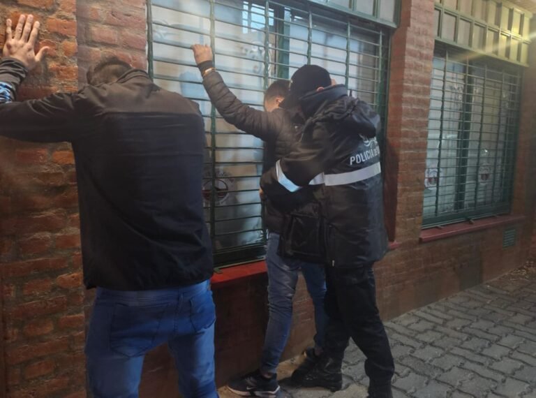 Dañaron el cristal de un auto y terminaron presos