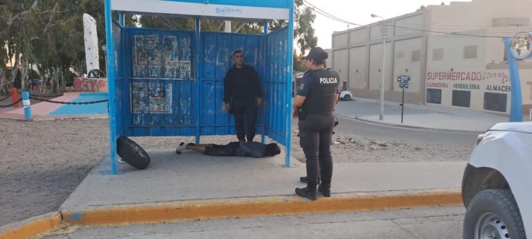 Atacó al policía con una cubierta al querer identificarlo