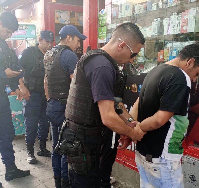 Robaron cuatro remeras de un comercio y los detuvieron en la parada de colectivos