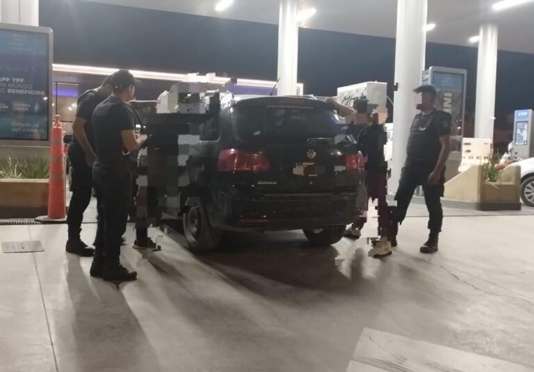A punta de pistola robaron un vehículo y los encontraron en una estación de servicio