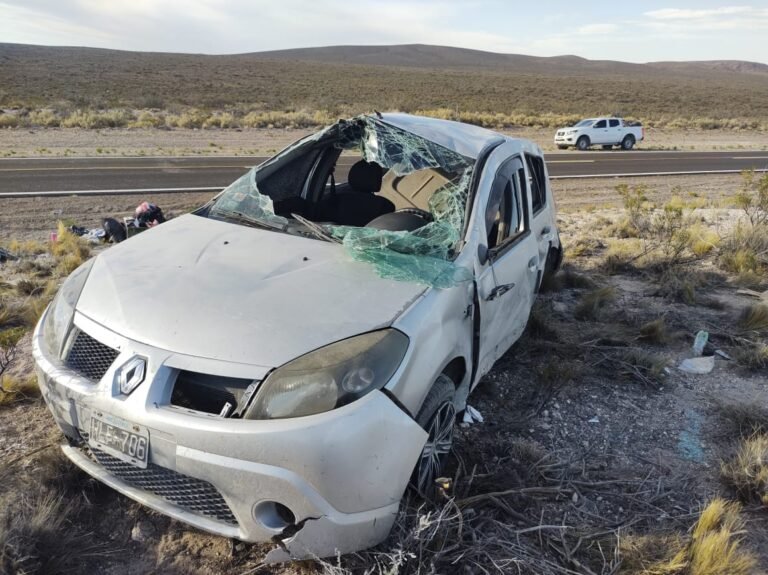 Una familia volcó en la Ruta N° 25: un hombre debió ser trasladado al hospital