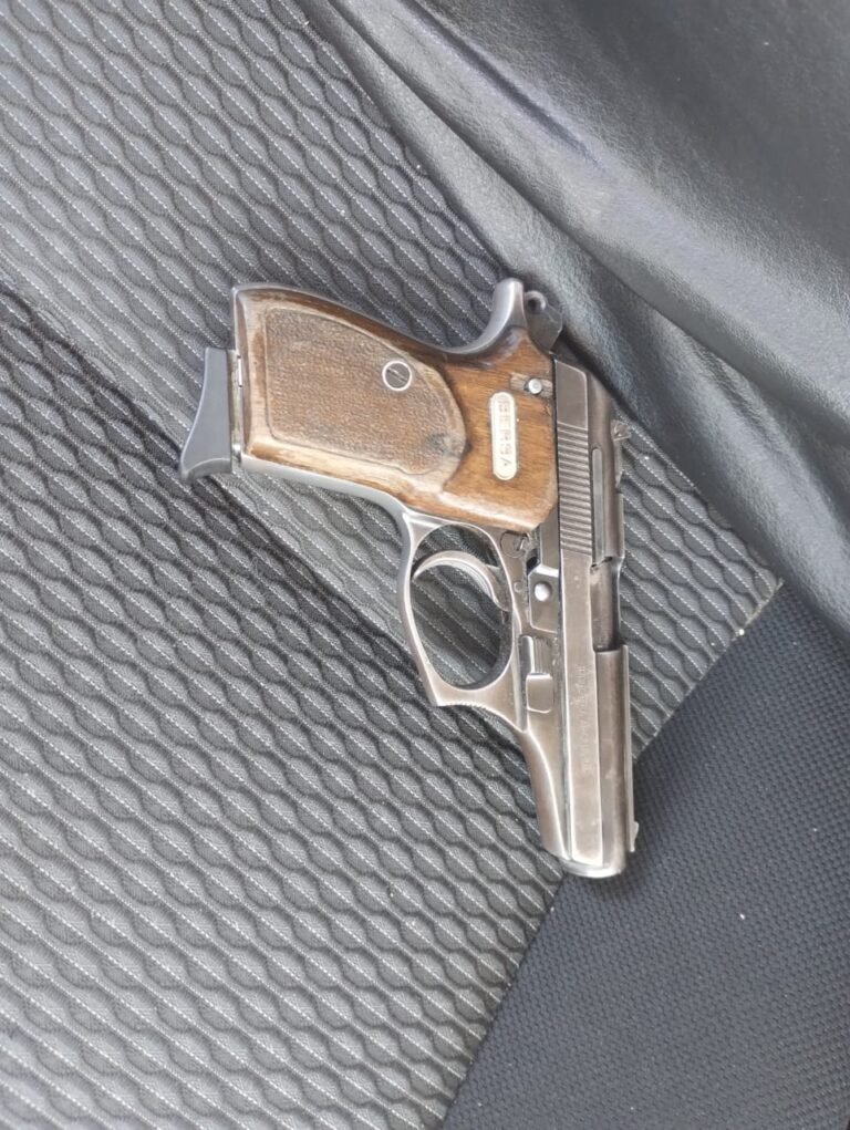 Detectaron un arma de fuego en un automóvil y su conductor escapó
