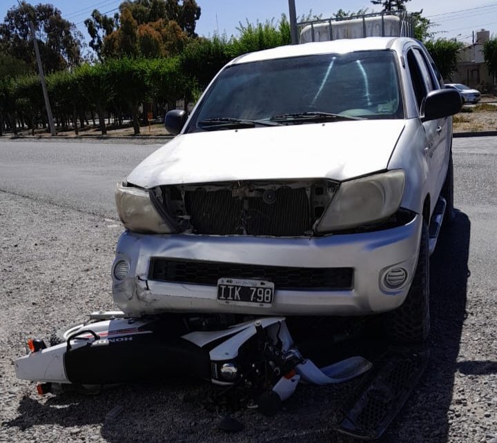 Motociclista sufrió múltiples fracturas al ser embestido por una camioneta