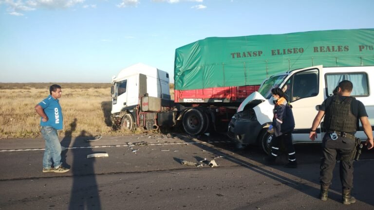 Un camión chocó de frente con una traffic y varias personas resultaron heridas