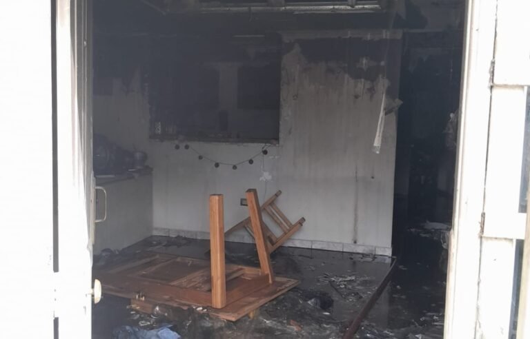 Se le incendió la casa y logró salir con sus hijas por la ventana