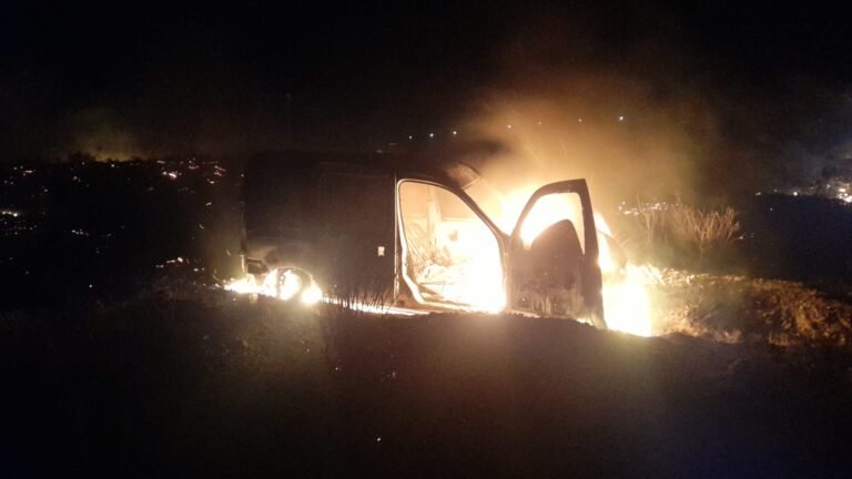 Se prendió fuego un vehículo y provocó un incendio de pastizales