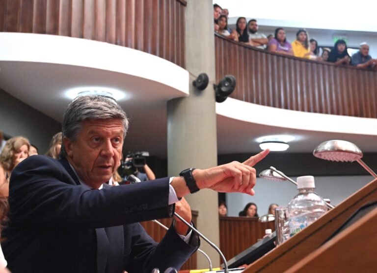 Menna: “Hagan silencio, después se quejan de las vallas”